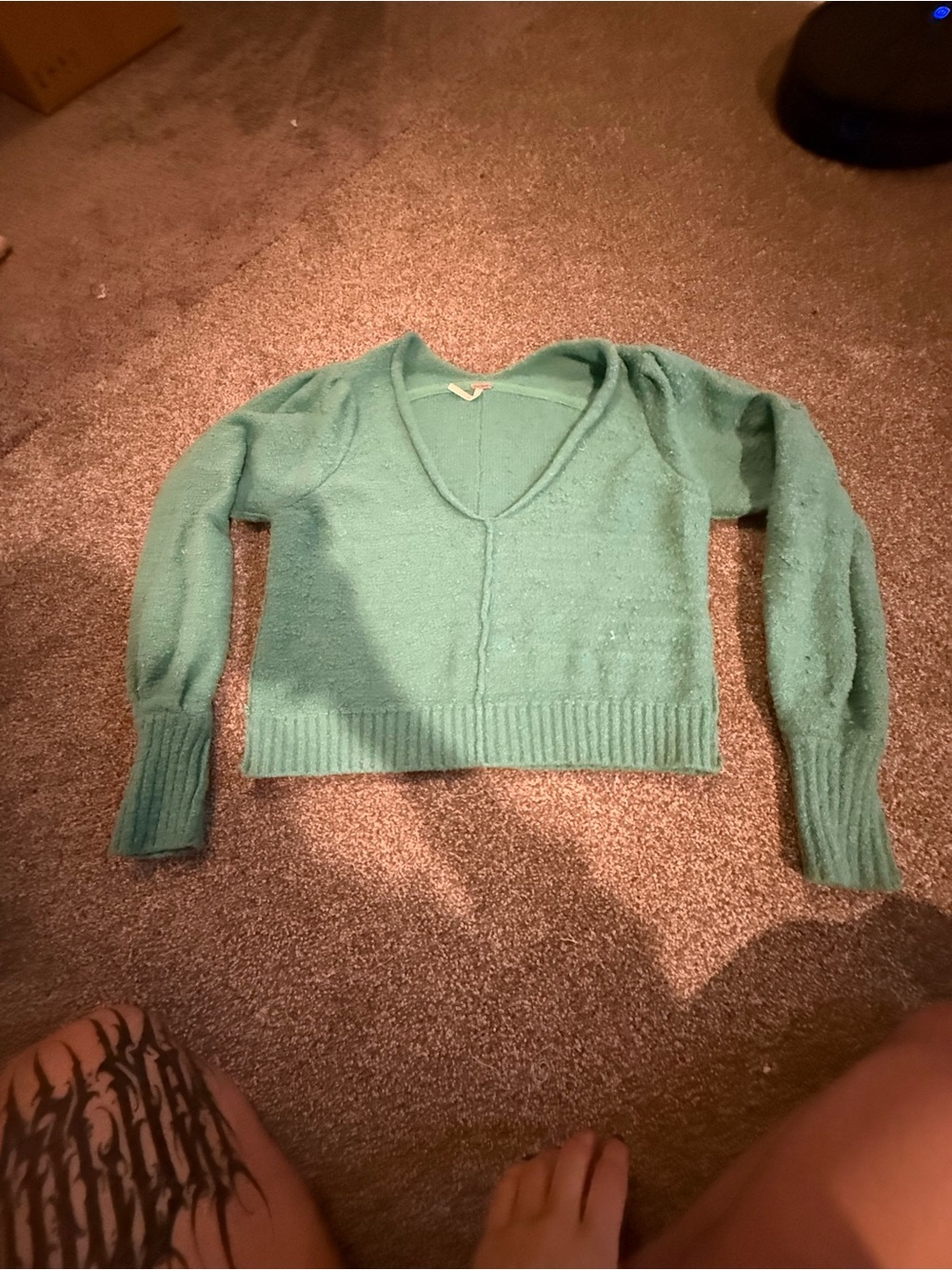 Free People Textured V-Neck Cropped Knit Sweater in Teal